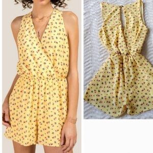 Everly Women Carmela Ditsy Floral Romper XS Feminine Summer Spring Yellow Fairy